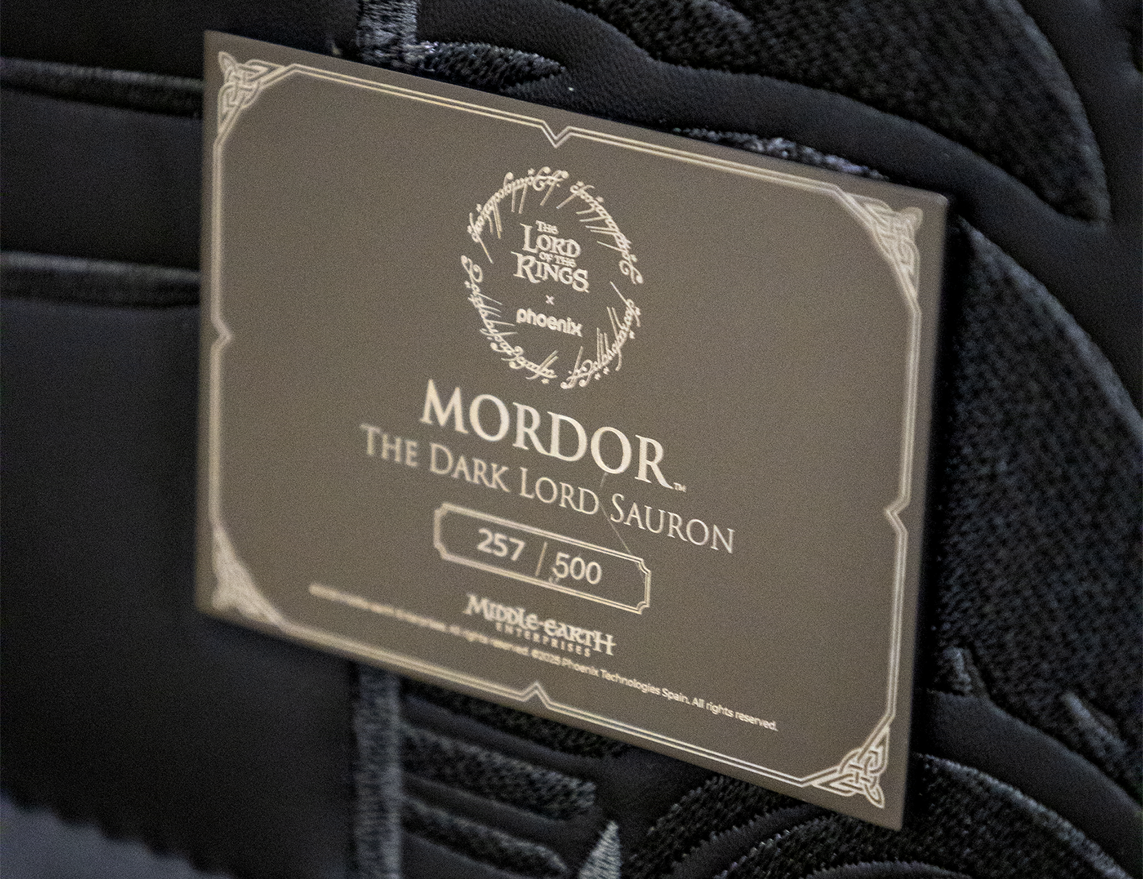 silla gaming Monarch The Lord Of The Rings Mordor detalle placa limitada