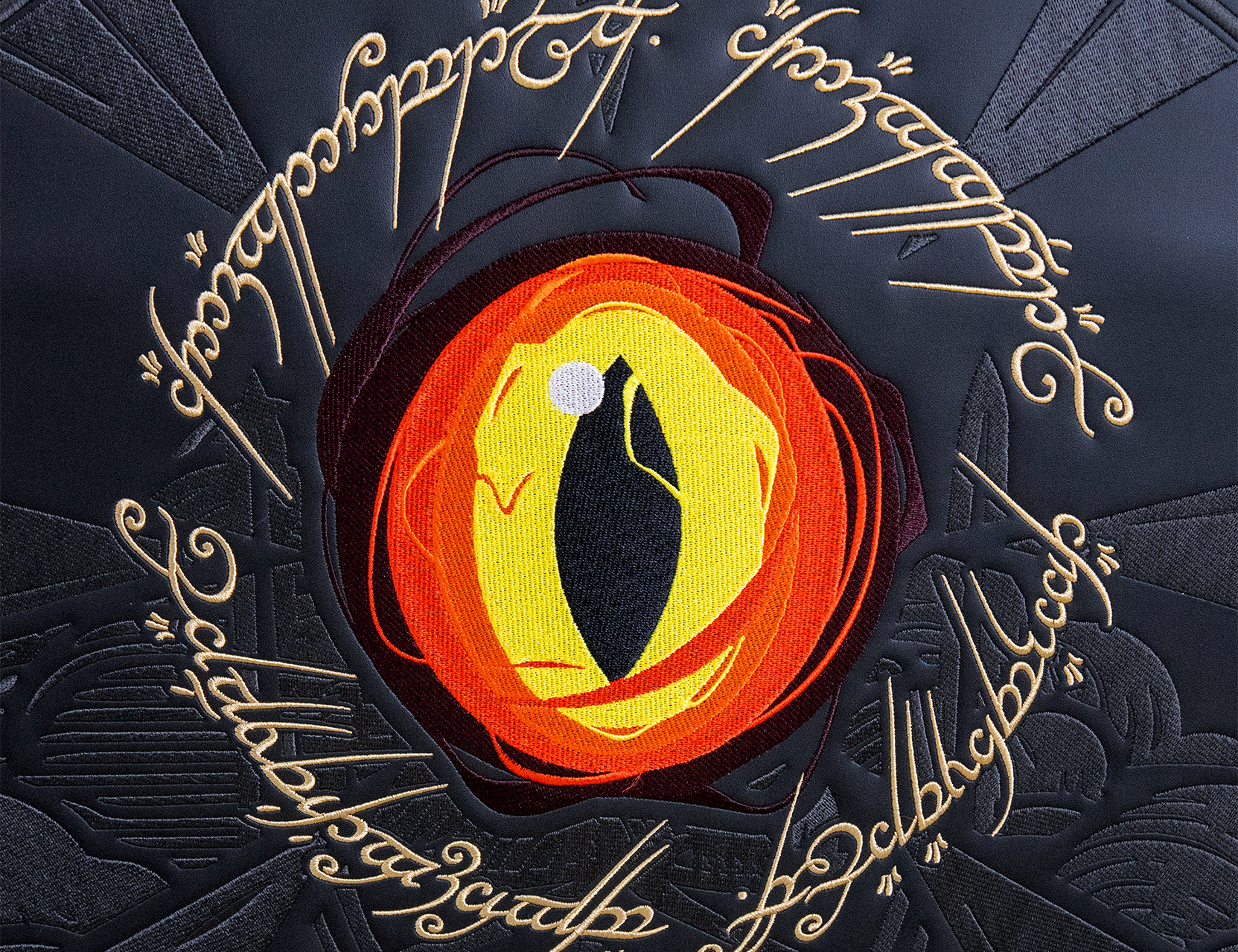 silla gaming Monarch The Lord Of The Rings Mordor detalles bordados trasera