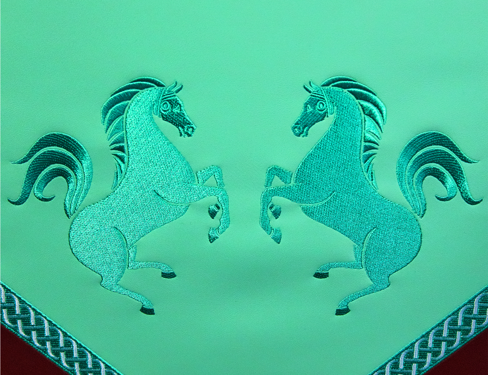 silla gaming Monarch The Lord Of The Rings Rohan detalle vista frontal