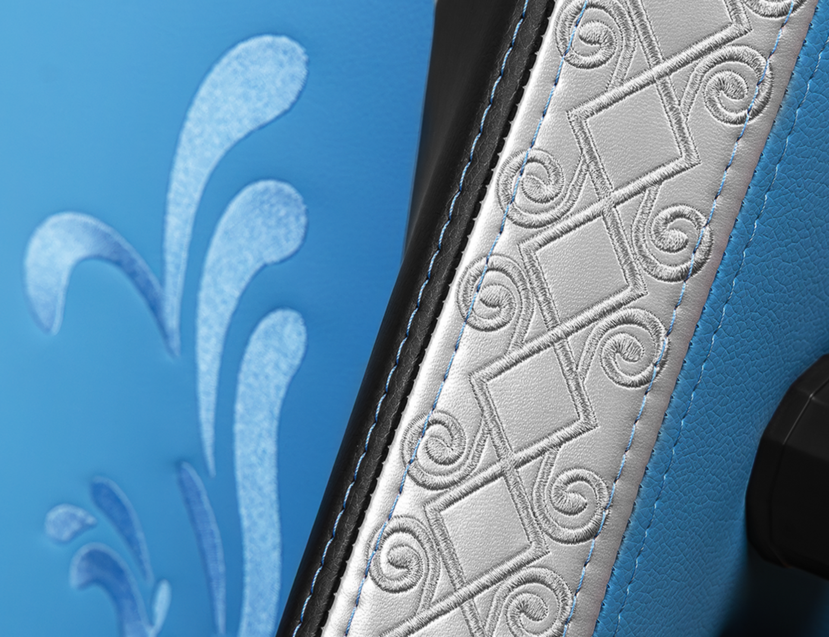 Silla gaming oficial Black Clover Noelle Monarch Edition vista zoom en detalle de los bordados del lateral de la silla
