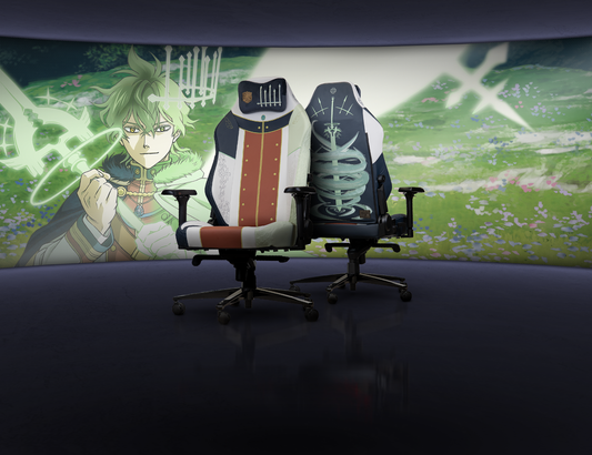 Silla gaming oficial Black Clover Yuno Monarch Edition vista frontal. Diseño mágico del viento en cuero napa premium blanco con detalles negros. Ergonomía superior.